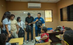 Alcalde Dío Astacio realiza entrega de útiles escolares en centros PROA — imagen 1