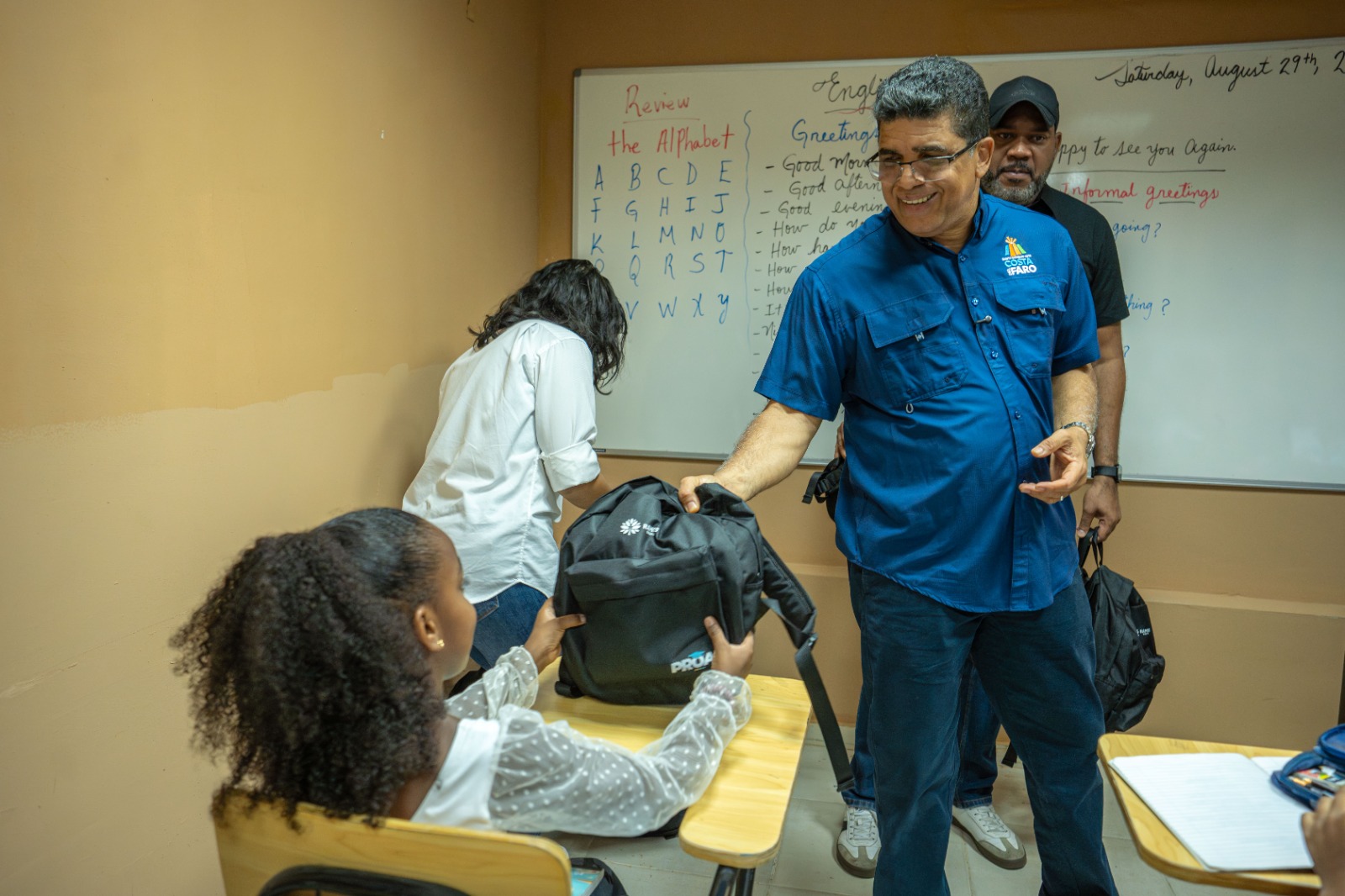 Alcalde Dío Astacio realiza entrega de útiles escolares en centros PROA