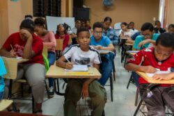 Alcalde Dío Astacio realiza entrega de útiles escolares en centros PROA — imagen 2